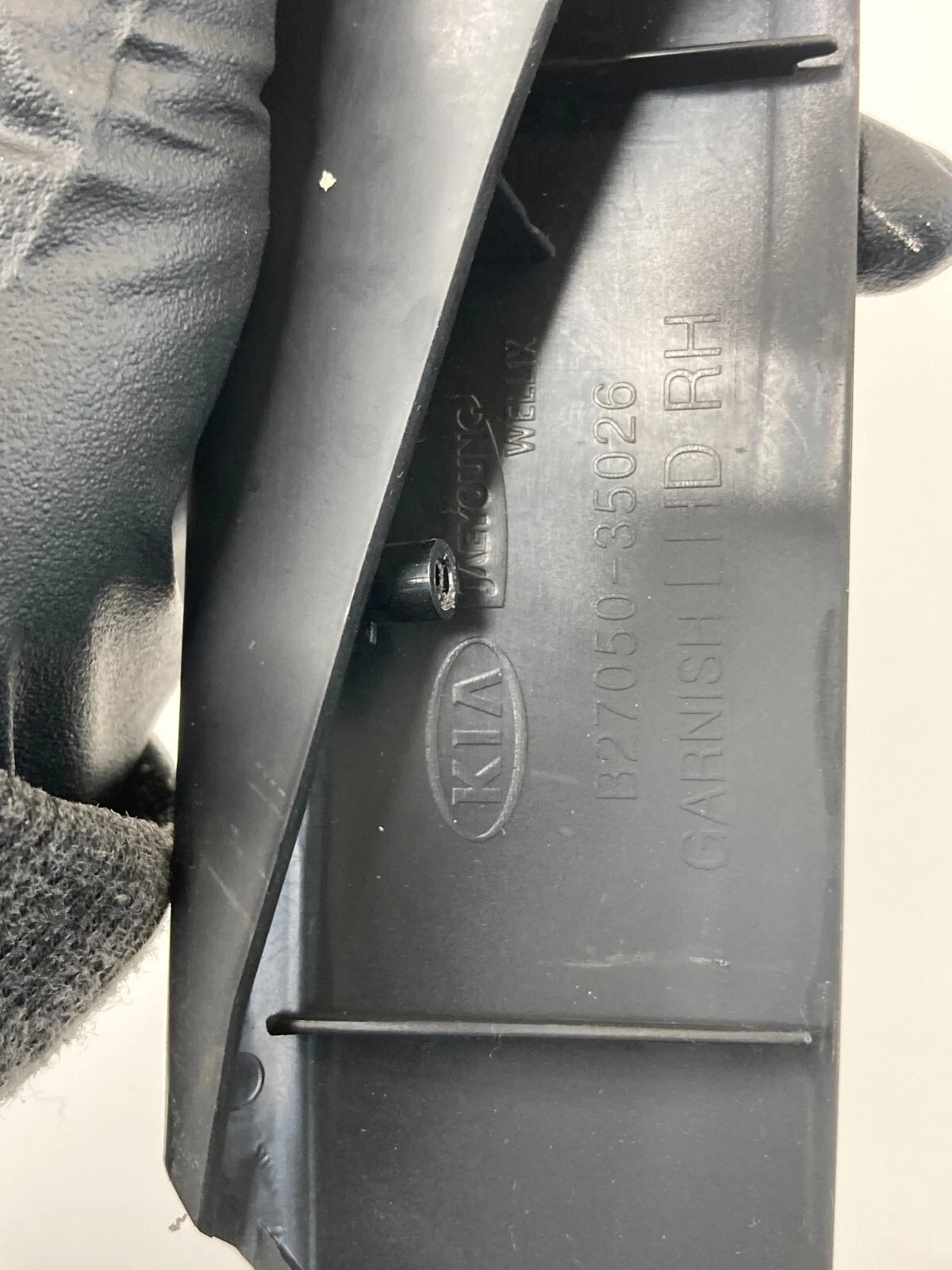 2010-2013 KIA FORTE CENTER CONSOLE RIGHT SIDE TRIM BEZEL GARNISH B27050-35026