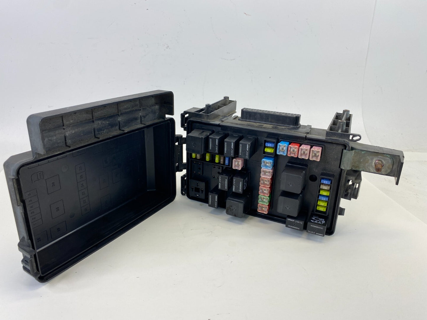 2005 Dodge Magnum 3.5L Fuse Box Relay Box Compartment w/ Cap 7140-1914-30 OEM