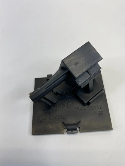 2004 2005 2006 2007 BMW 530I 525I DASH GLOVE BOX HOLDER CAP TRIM 7121920 OEM