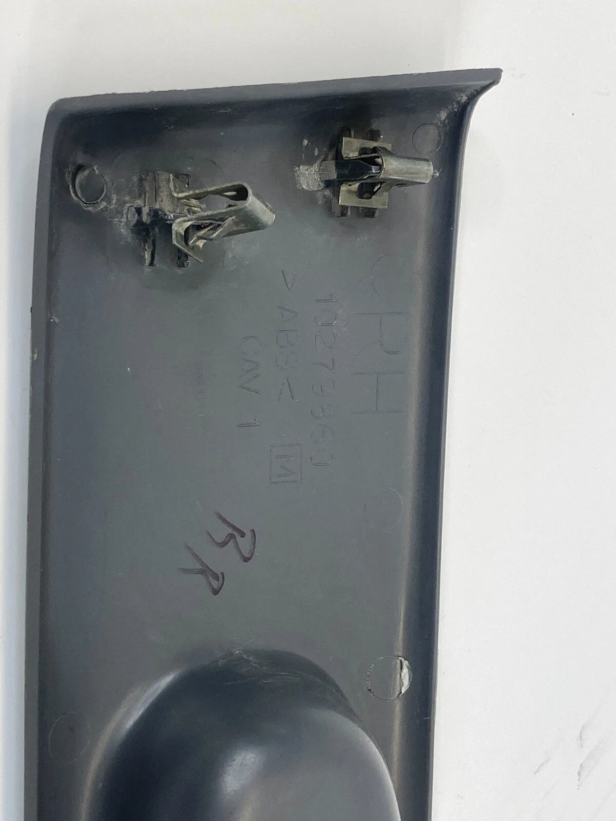 1997-2005 BUICK CENTURY REAR RIGHT INNER DOOR HANDLE BEZEL TRIM COVER 10279860