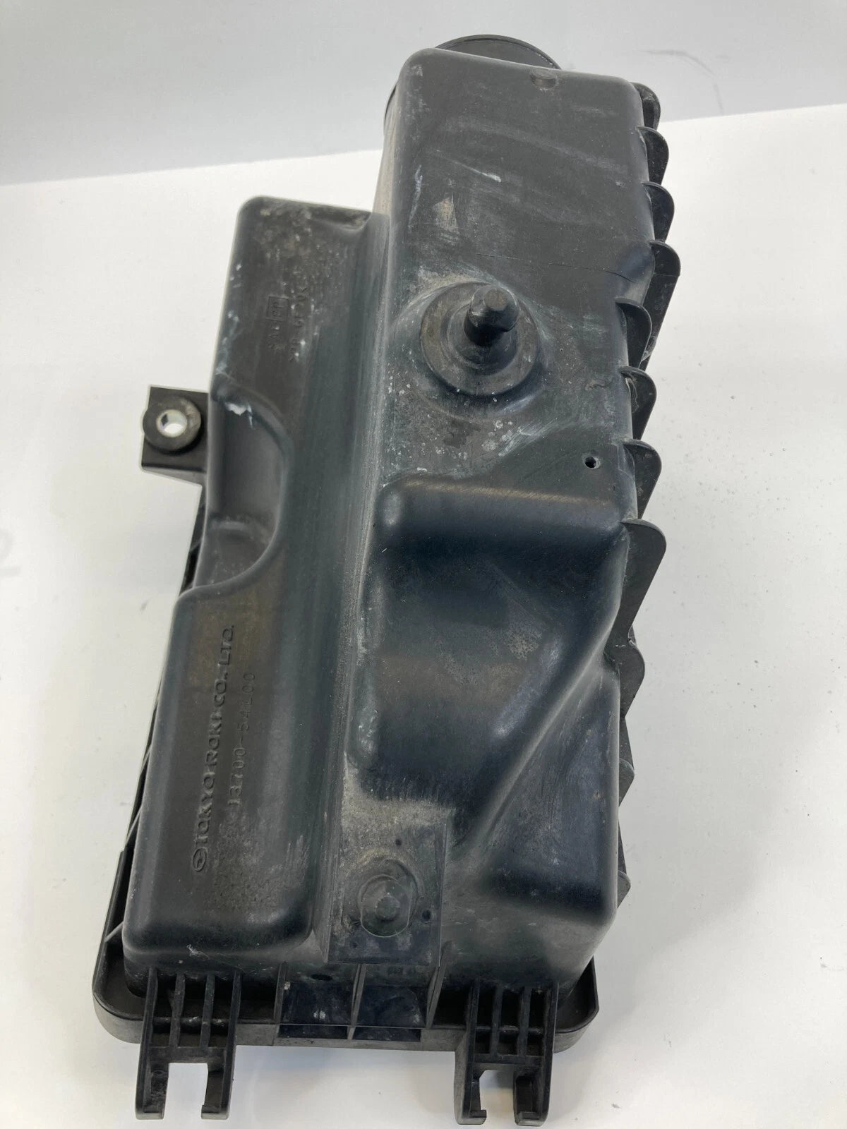 2010-2013 SUZUKI SX4 AIR CLEANER INTAKE LOWER COVER HOUSING OEM 13700-54L00