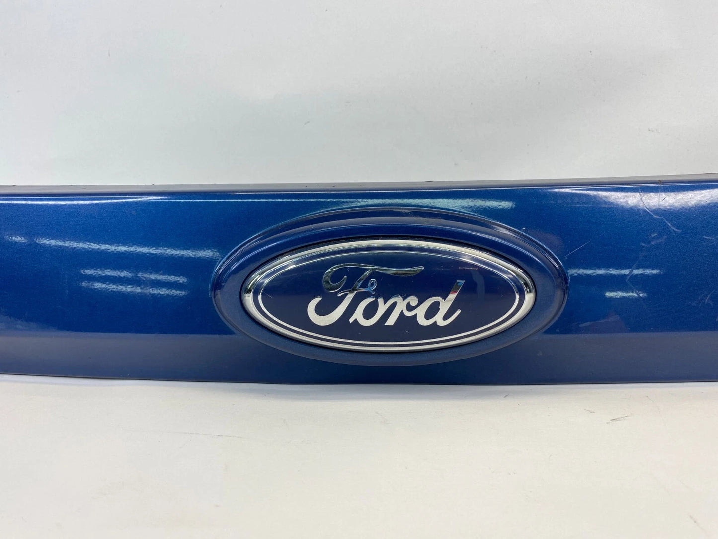 2008-2012 FORD ESCAPE HATCH LIFTGATE TAILGATE LICENSE PLATE MOLDING 8L84-78425A