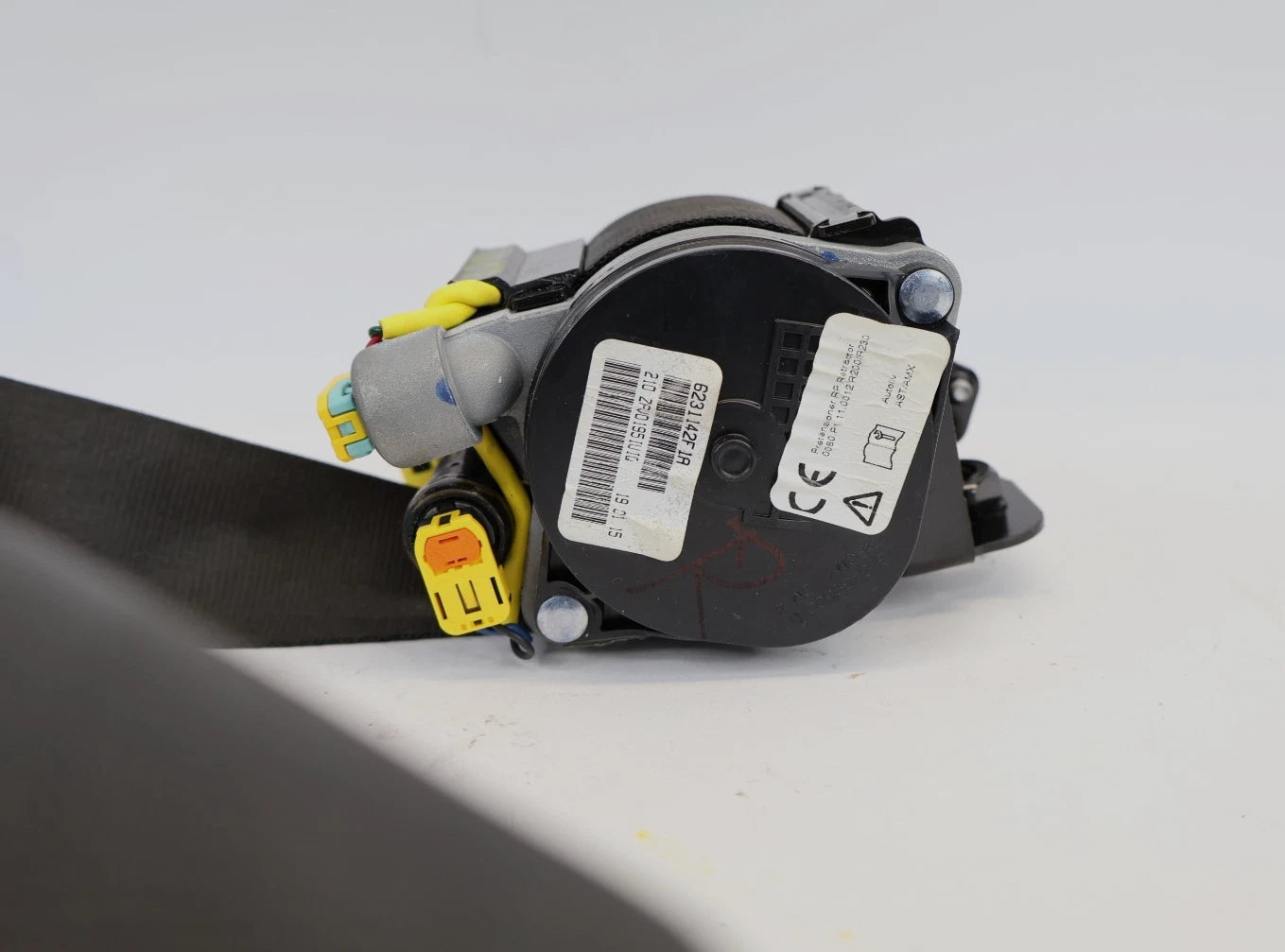 2012-2015 VOLKSWAGEN PASSAT FRONT RIGHT SEAT BELT RETRACTOR OEM 561857706D