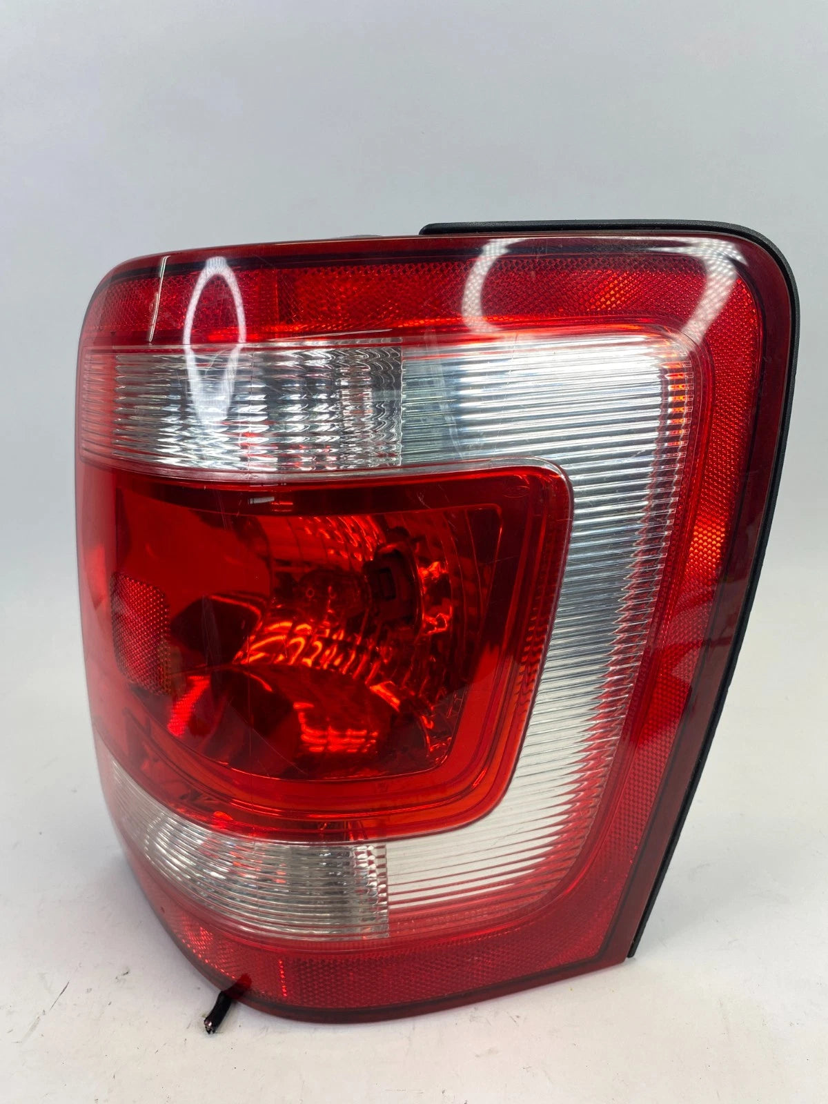 2008-2012 FORD ESCAPE REAR RIGHT TAILLIGHT TAIL LIGHT LAMP 8L84-13B504-A OEM