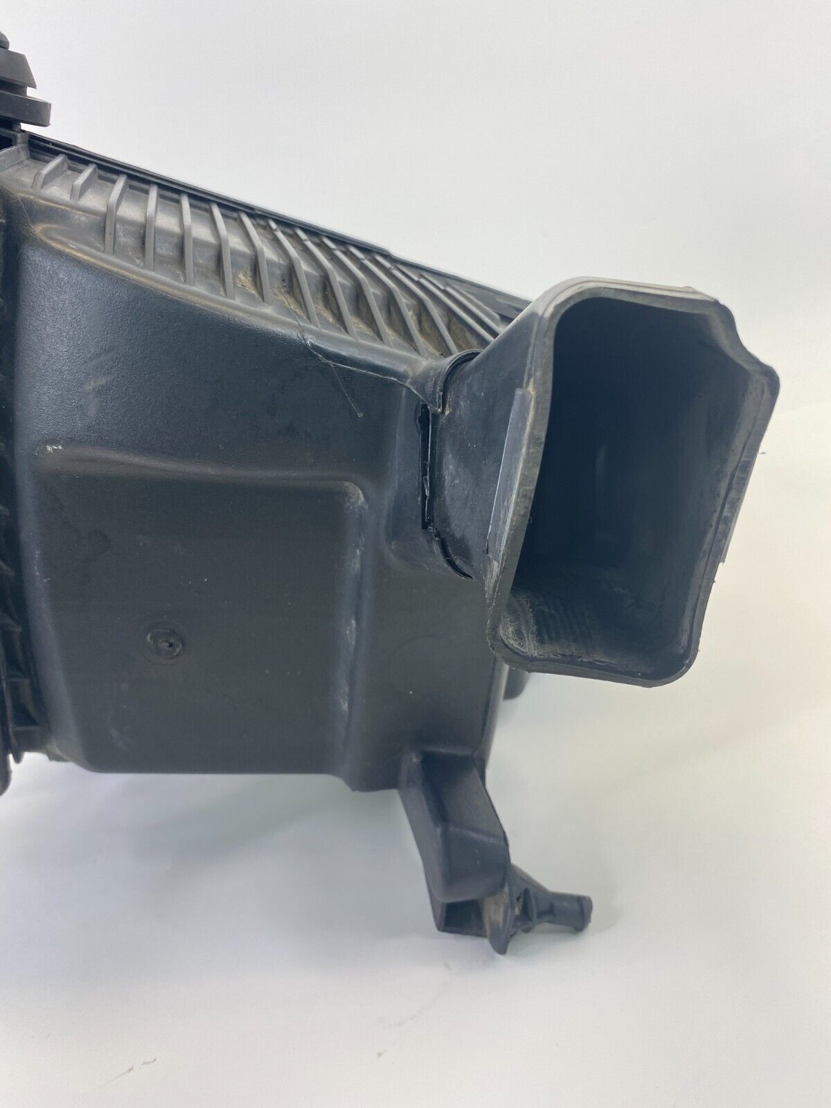 2007-2012 Nissan Sentra 2.0L L4 Air Cleaner Filter Box w/Air Flow Sensor OEM