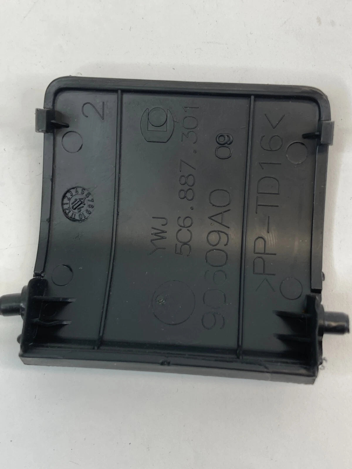 05-14 VOLKSWAGEN JETTA REAR SEAT CHILD RESTRAINT ANCHOR PLATE CAP LID 5C6887301