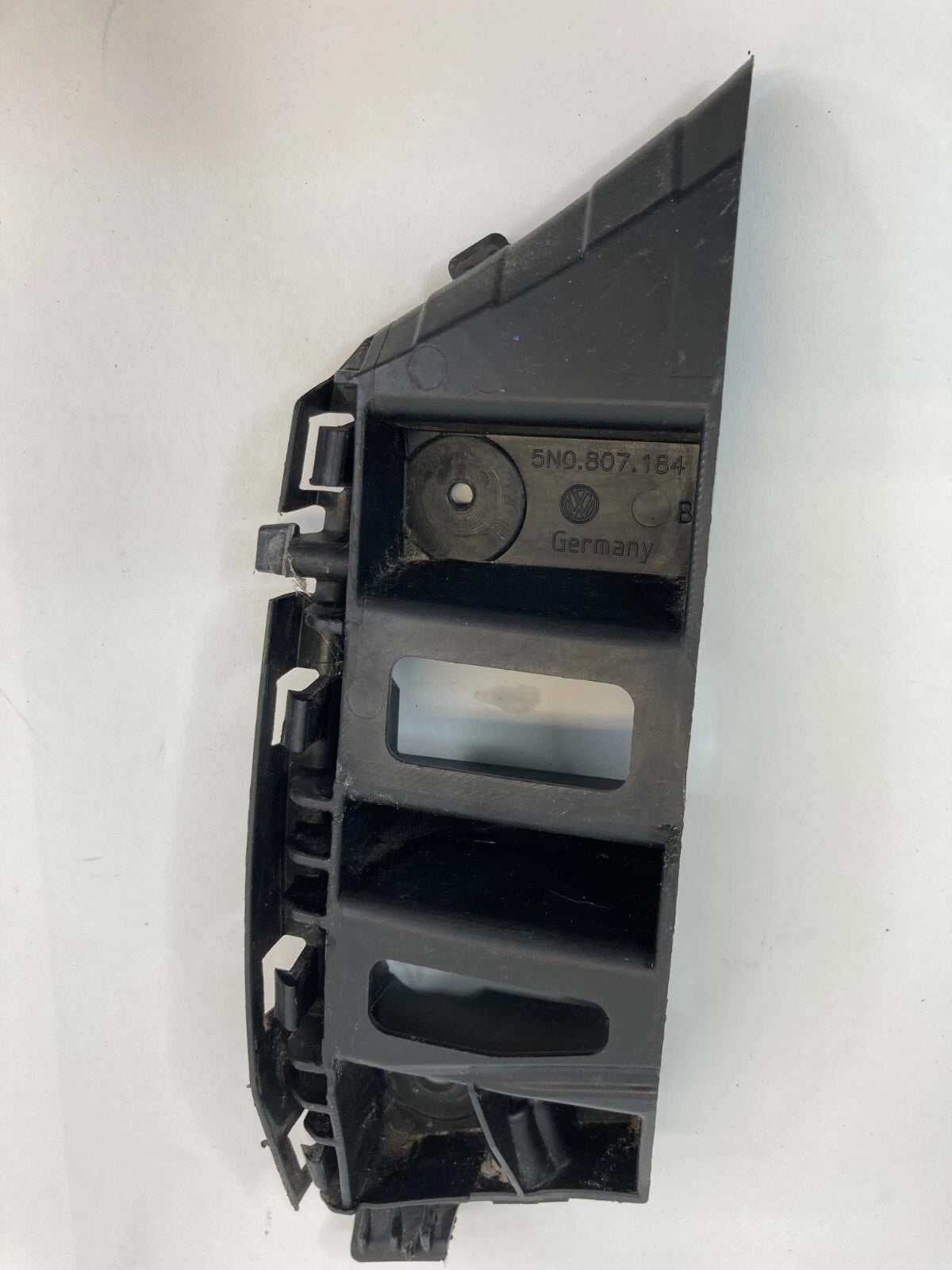 2009-2011 VW TIGUAN FRONT BUMPER RIGHT RETAINER MOUNTING BRACKET GUIDE 5N0807184