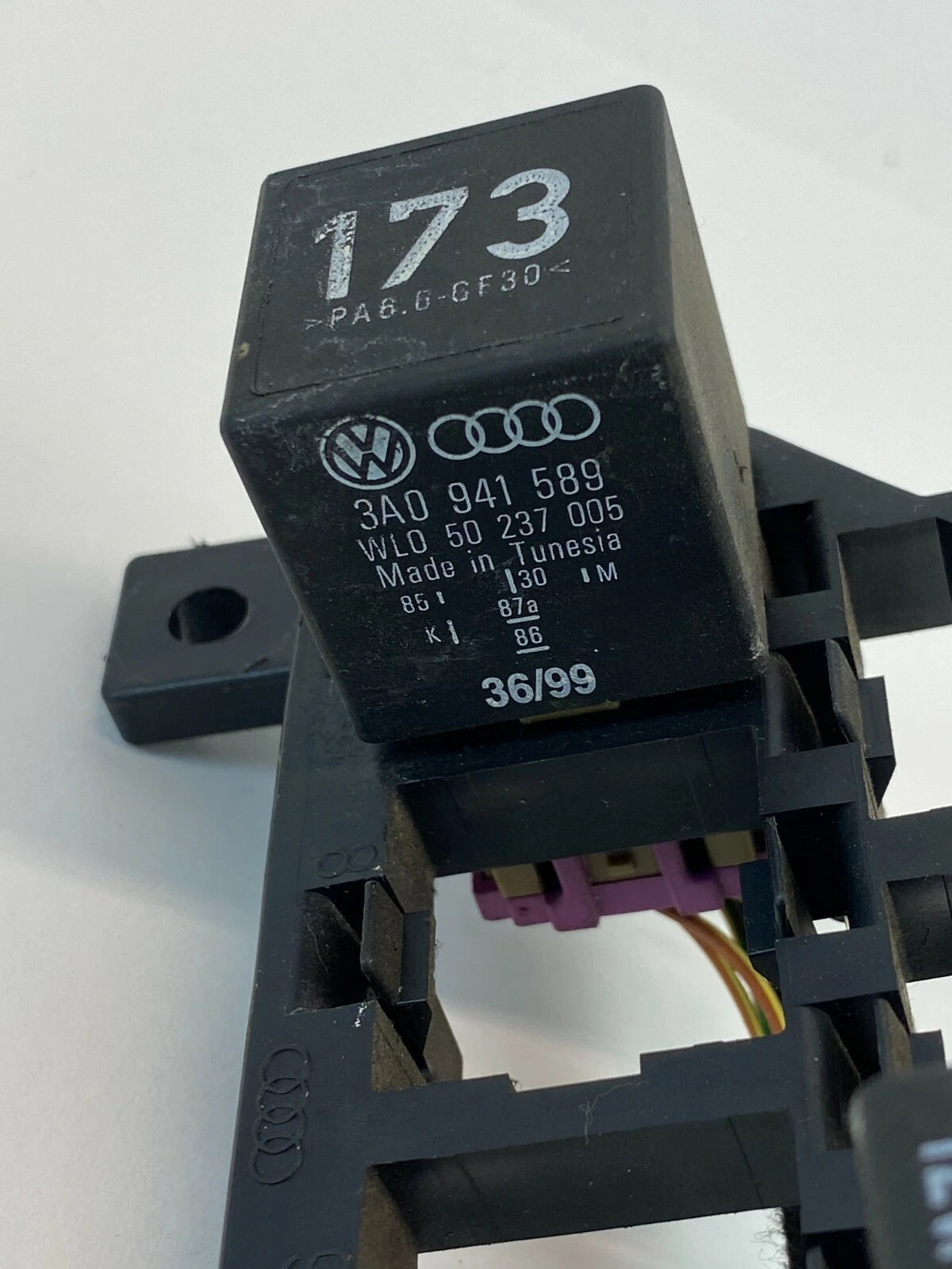 1998-2010 VOLKSWAGEN BEETLE 2.0L RELAY PLATE FUSE BOX MOUNT BRACKET 8D0-937-503