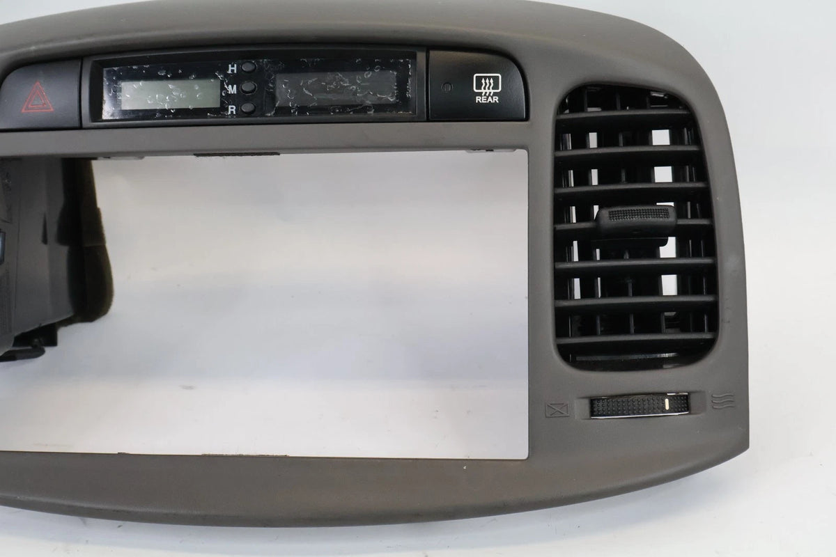 06-11 HYUNDAI ACCENT CENTER DASH RADIO CLIMATE BEZEL PANEL W VENTS & CLOCK OEM