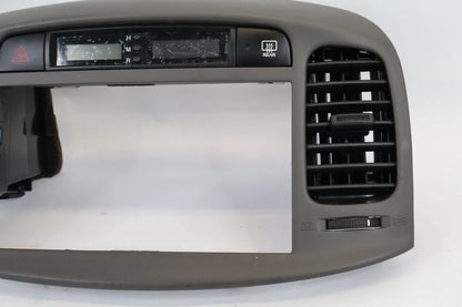 06-11 HYUNDAI ACCENT CENTER DASH RADIO CLIMATE BEZEL PANEL W VENTS & CLOCK OEM