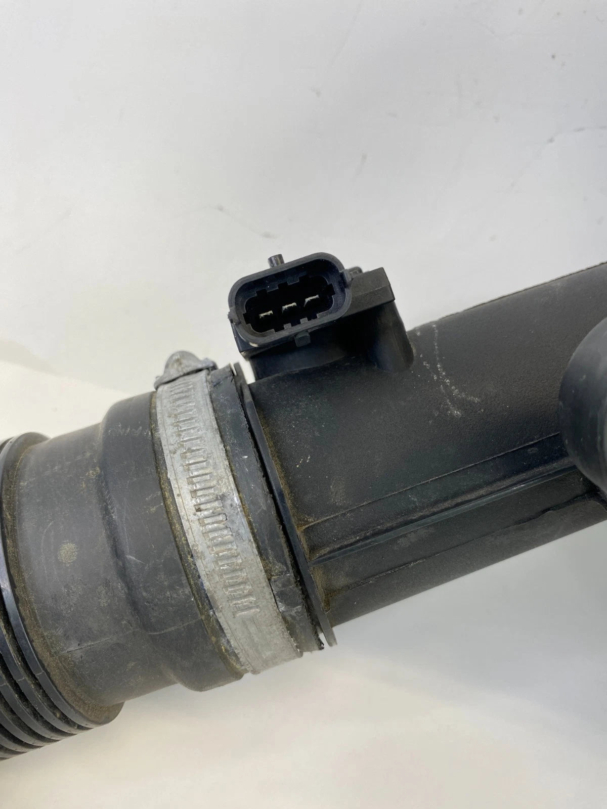 03-11 SAAB 9-3 2.0L AIR INTAKE AIR BOX FILTER COVER W/MAF SENSOR & HOSE 55559779