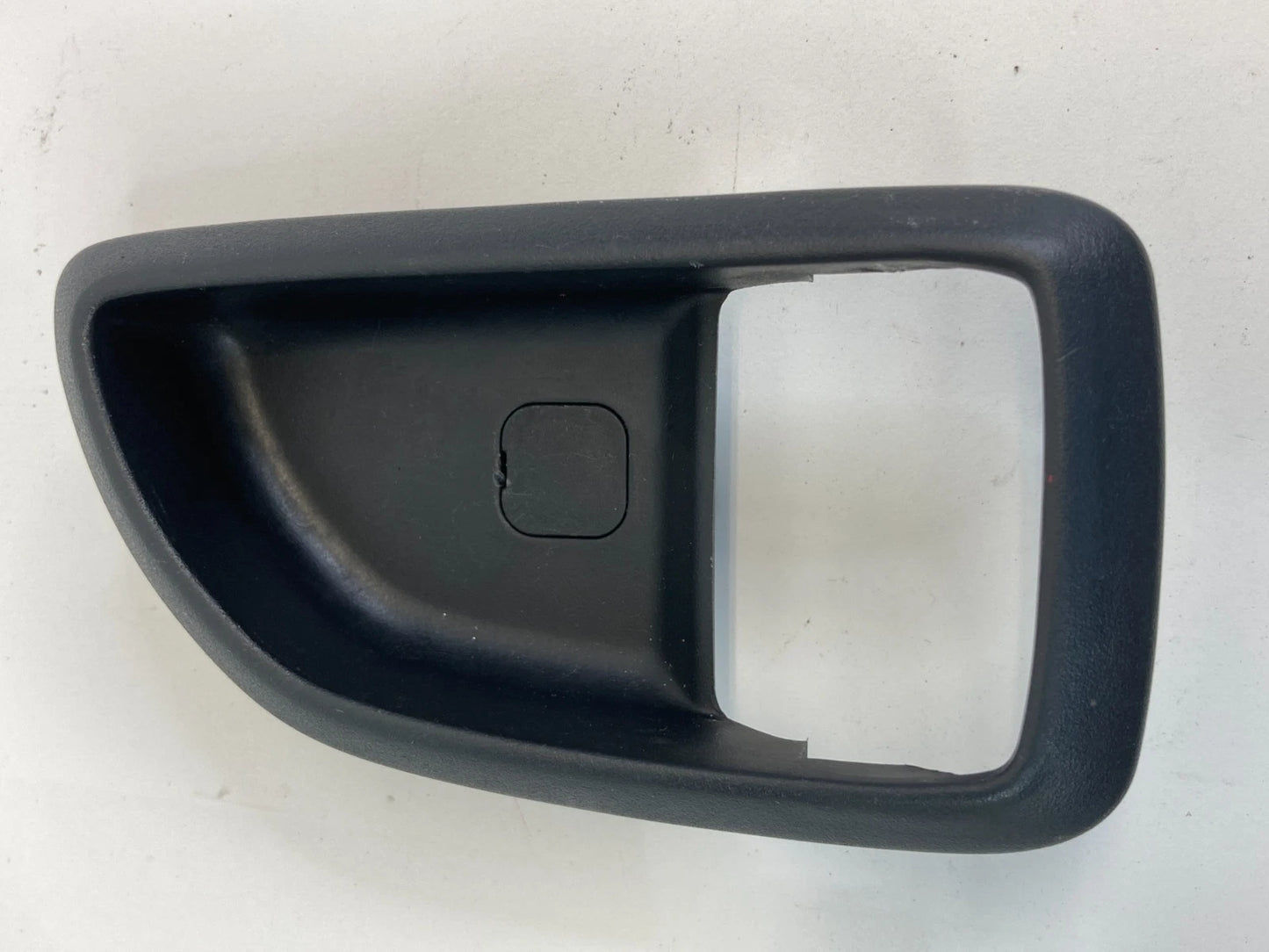 10-13 KIA SOUL FRONT RIGHT SIDE INNER DOOR HANDLE COVER BEZEL TRIM 82611-2K100