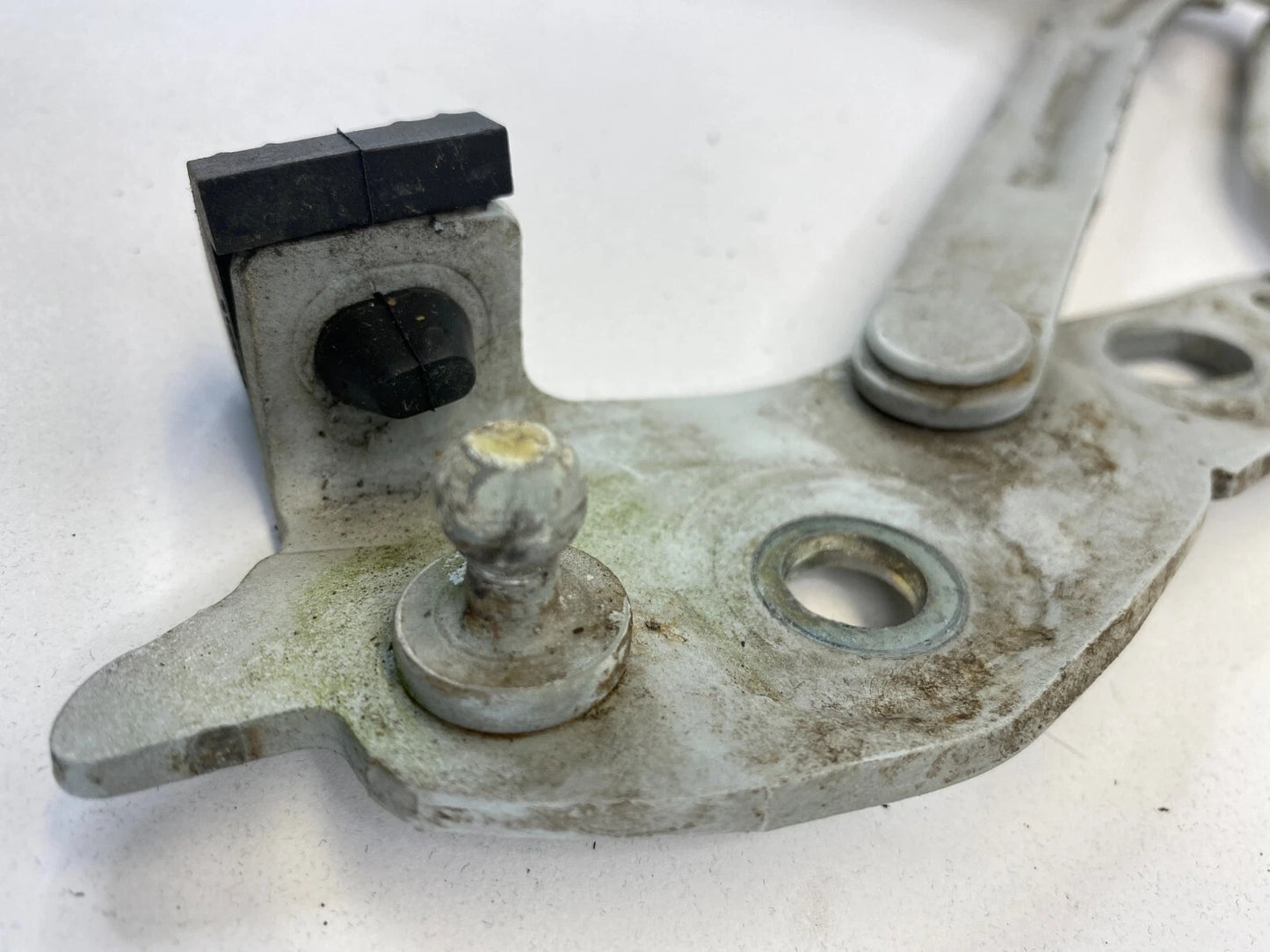 2001-2009 VOLVO S60 LEFT DRIVER REAR BACK TRUNK DECK LID SUPPORT HINGE 213RBD5E