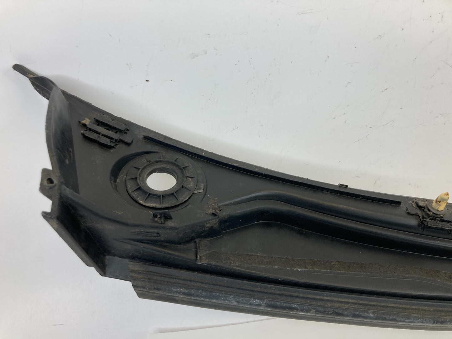 1999 2000 BMW 323i Front Lower Windshield Cowl Panel Cover Top Trim 8-208-483