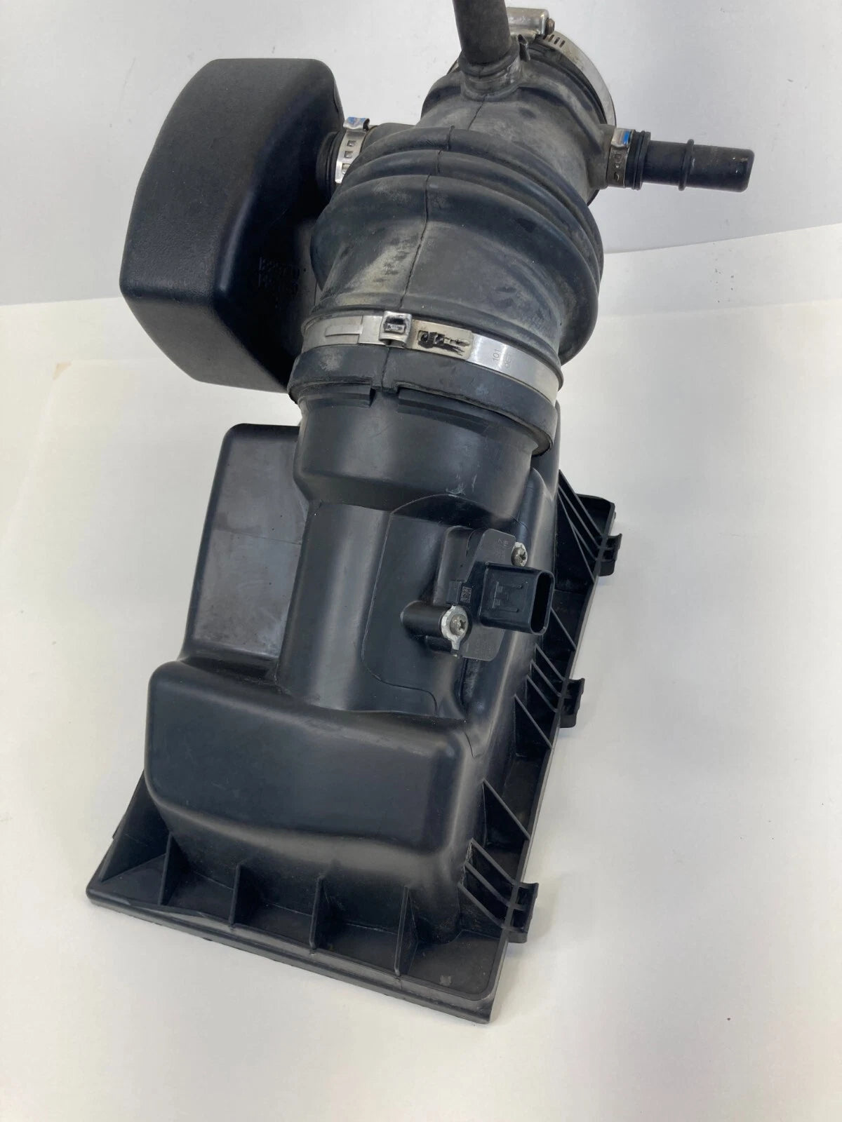 2010-2012 FORD FUSION 2.5L FWD UPPER AIR INTAKE CLEANER BOX COVER W OUTLET HOSE