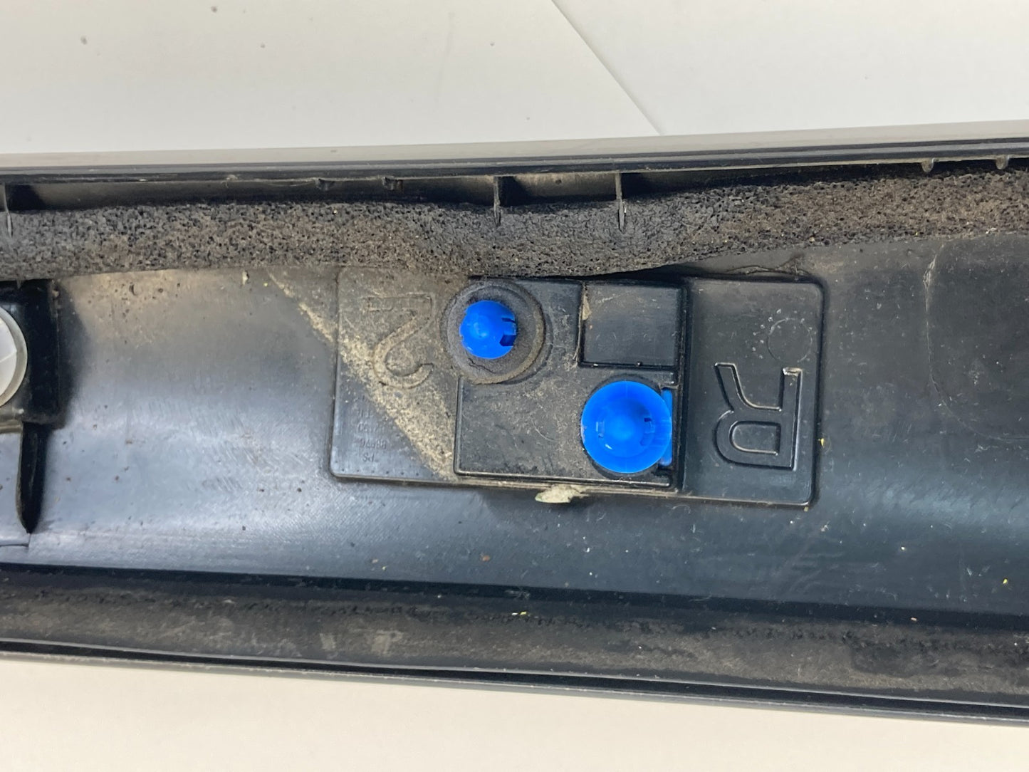 2014-2019 Kia Soul Front Right Side Windshield Molding 86181-B2000 OEM