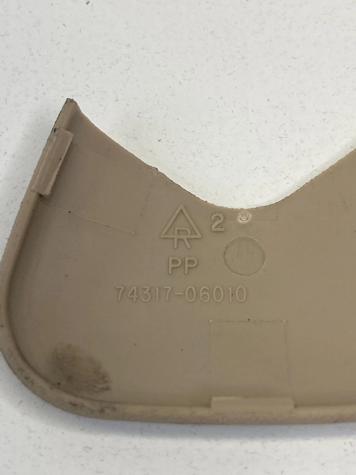 1992-1996 TOYOTA CAMRY SUNVISOR SCREW COVER BRACKET ASSEMBLY 74317-06010 OEM
