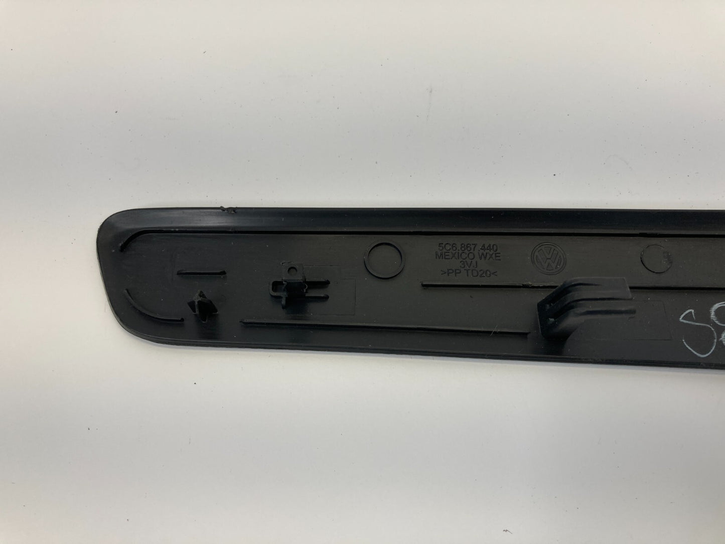 2011-2018 Volkswagen Jetta Front Right Side Door Panel Trim Molding 5C6-867-440