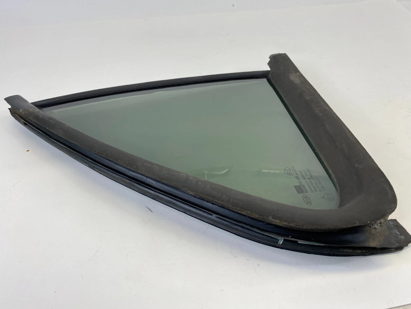 2003-2009 KIA SORENTO REAR RIGHT PASSENGER DOOR QUARTER VENT GLASS OEM