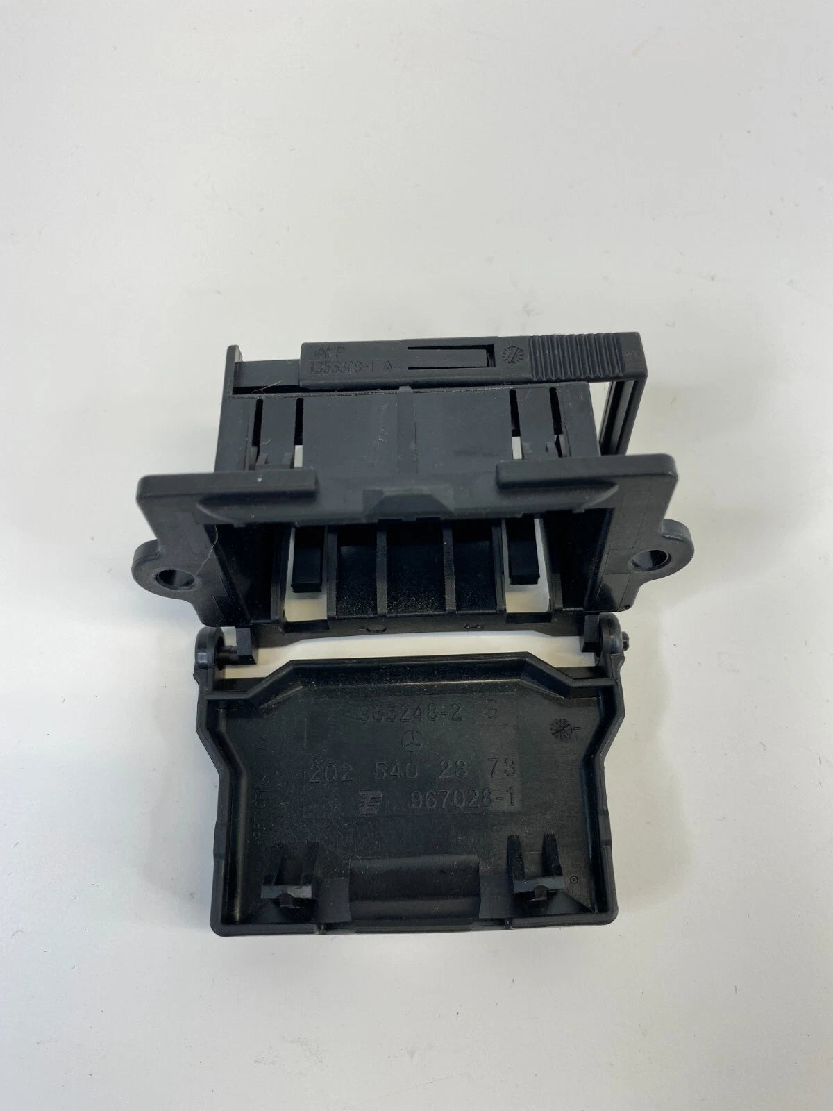 2012-2016 MERCEDES-BENZ E350 DIAGNOSTIC PLUG PORT UNDER COVER 202-540-23-73 OEM