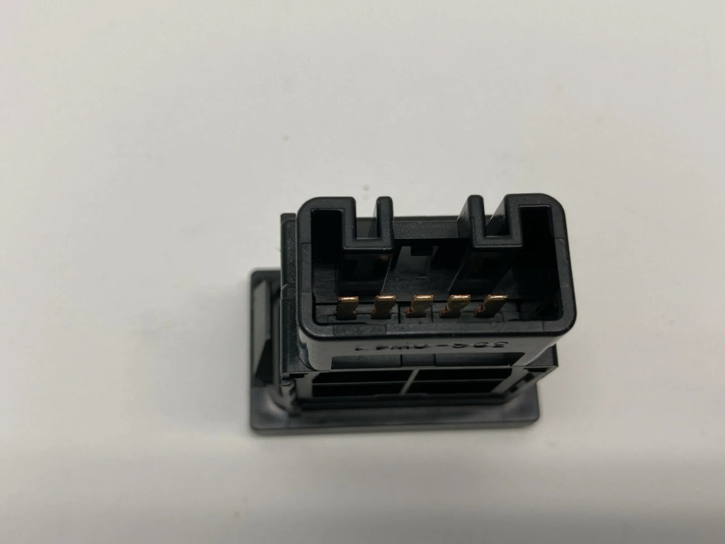 03 04 05 06 07 08 PONTIAC VIBE TRUNK RELEASE OPENER CONTROL SWITCH BUTTON 153693