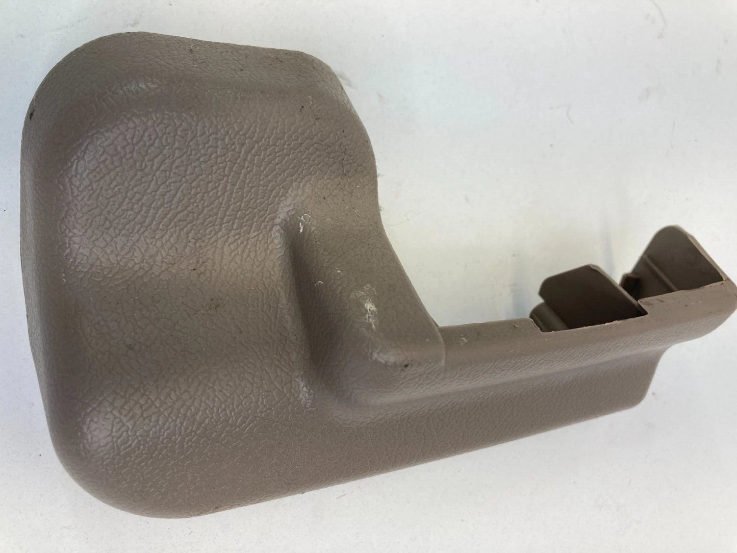 2000-2004 SUBARU OUTBACK FRONT RIGHT INNER SEAT TRACK RAIL END COVER 64115AE18A