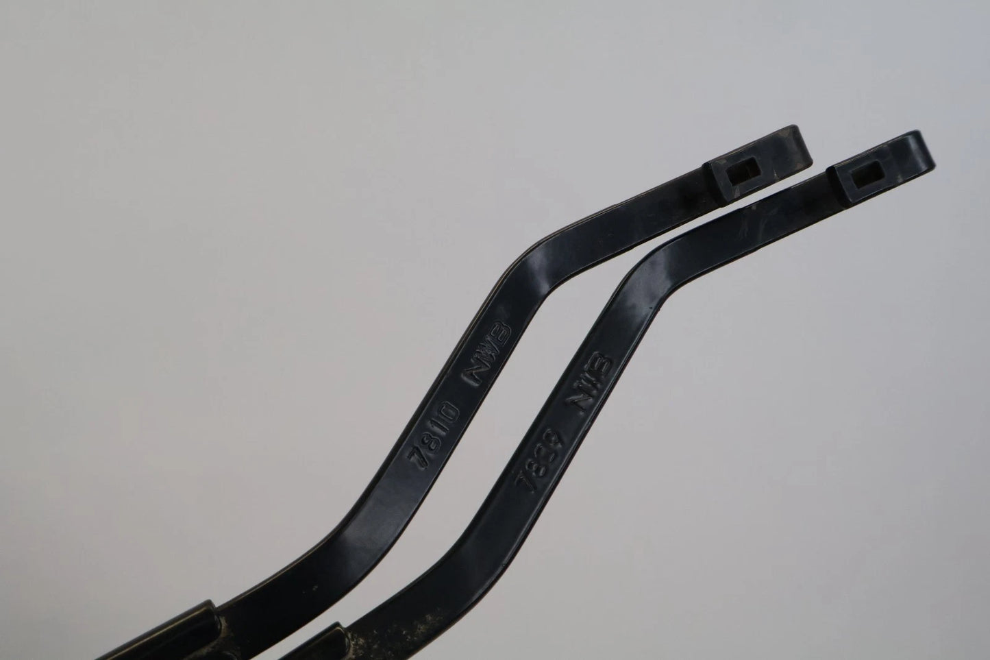 2010-2013 SUZUKI KIZASHI FRONT WINDSHIELD WIPER ARMS PAIR SET OEM FACTORY