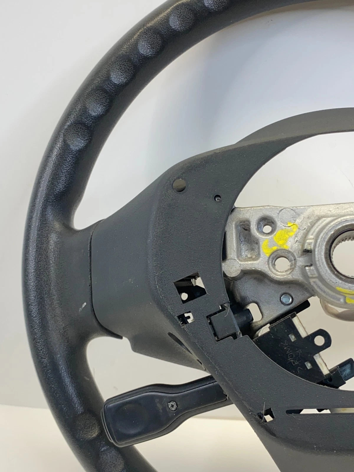 2006-2012 TOYOTA YARIS STEERING WHEEL WITH CRUISE CONTROL SWITCH OEM GS120-02460