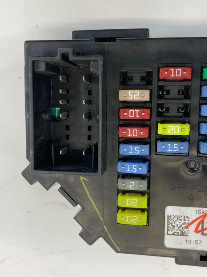 2007 GMC YUKON CHEVY TAHOE INSTRUMENT PANEL FUSE RELAY BOX COMPARTMENT 15839517