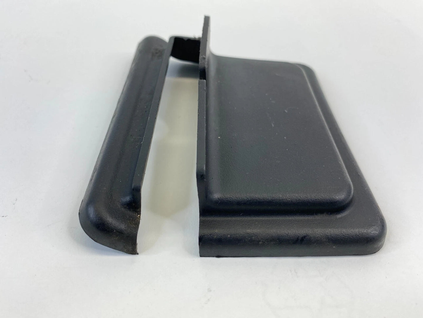 1999-2004 FORD MUSTANG FRONT LEFT SEAT TRACK BOLT COVER TRIM XR33-63618C84-AB