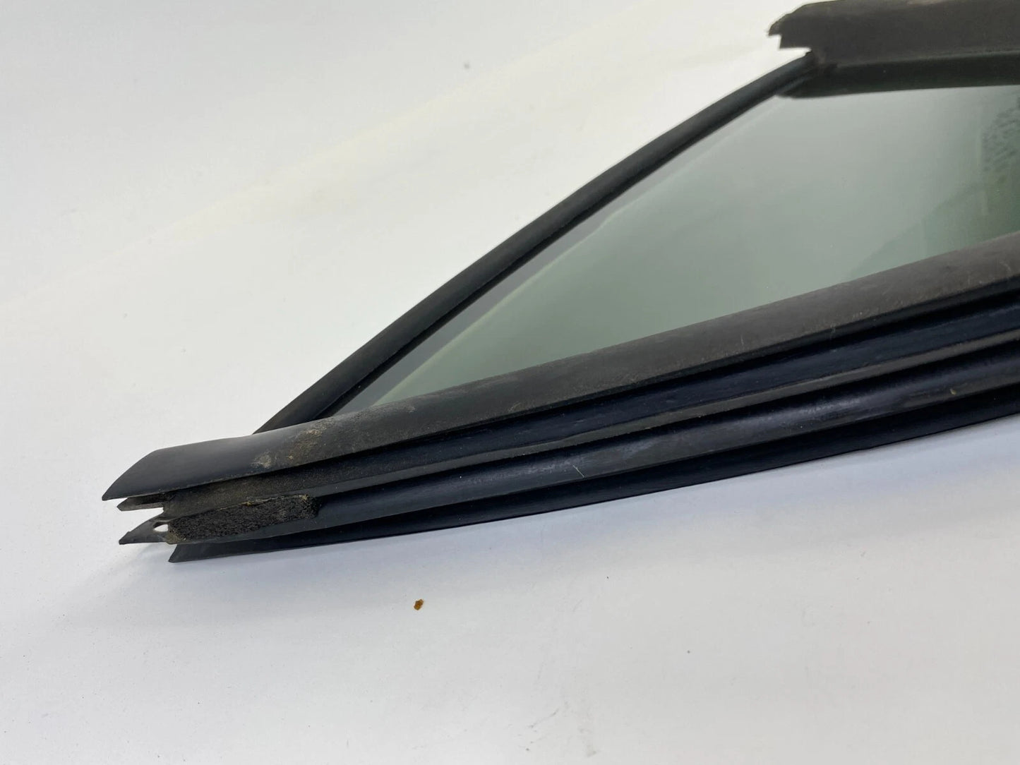 2003-2009 KIA SORENTO REAR RIGHT PASSENGER DOOR QUARTER VENT GLASS OEM