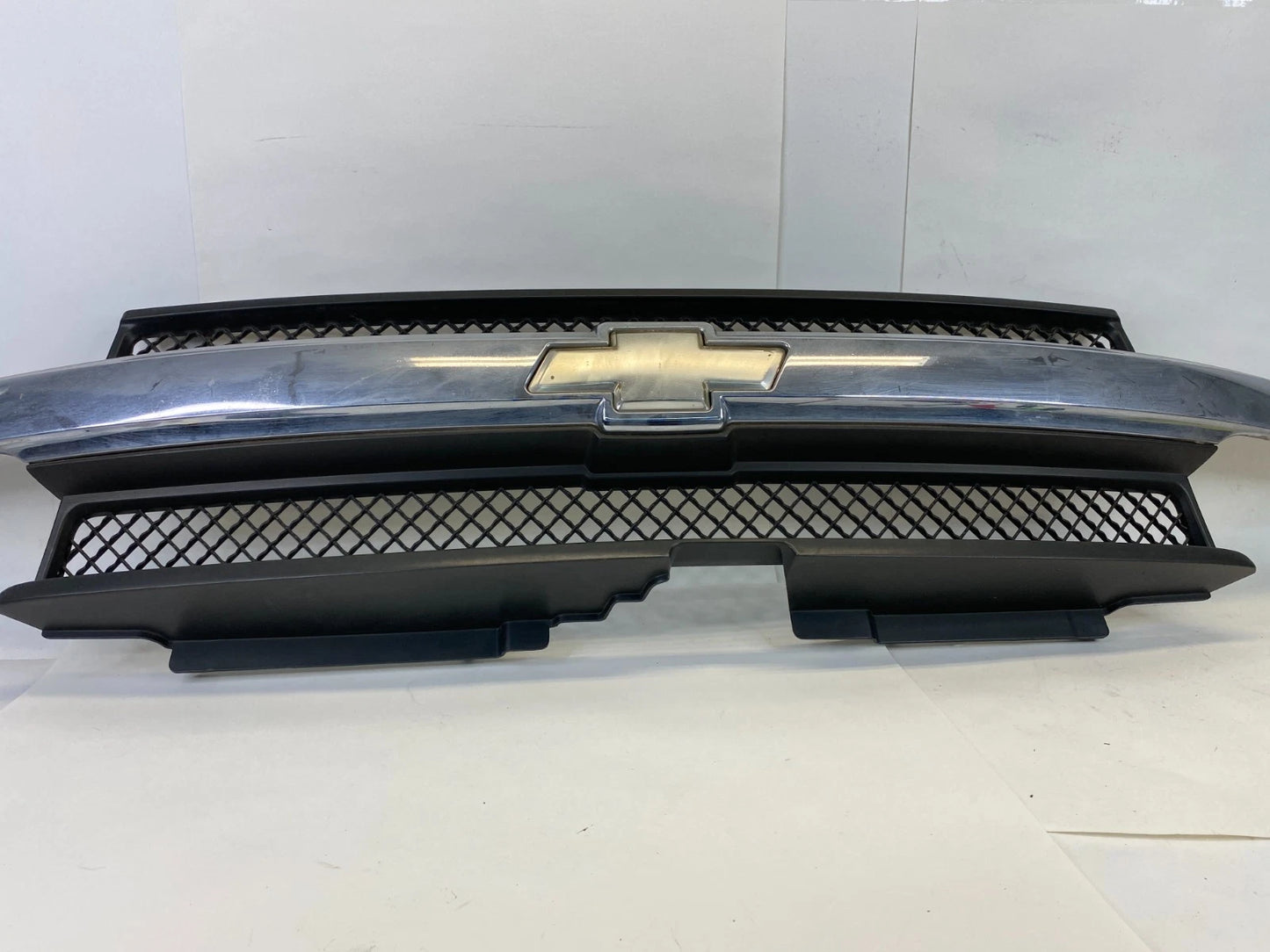 2002-2008 CHEVROLET TRAILBLAZER FRONT GRILLE W/ EMBLEM CHROME 10358107 OEM