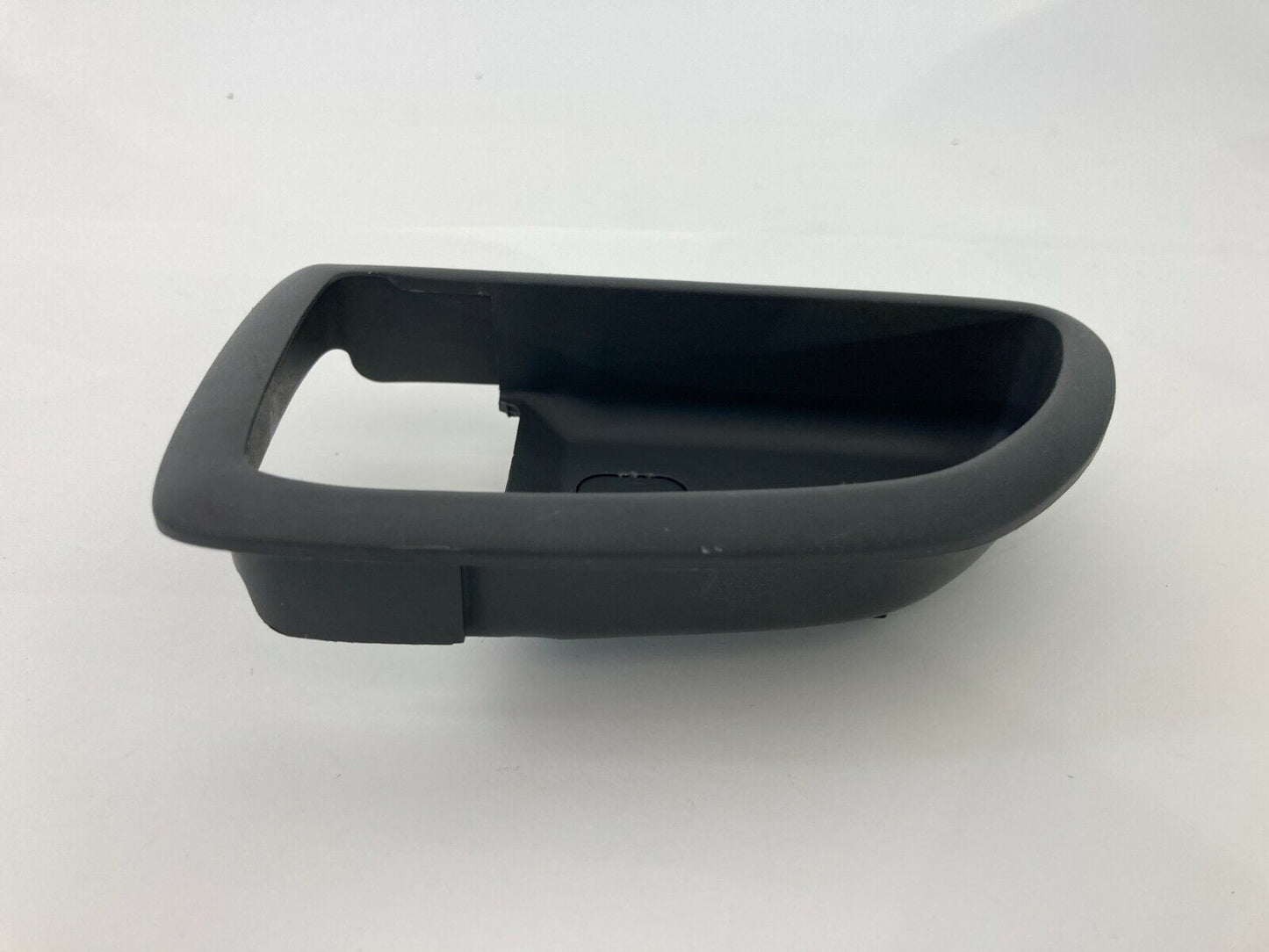 2003-2009 Kia Sorento Front Left Side Inner Door Handle Bezel Cover 82612-3E000