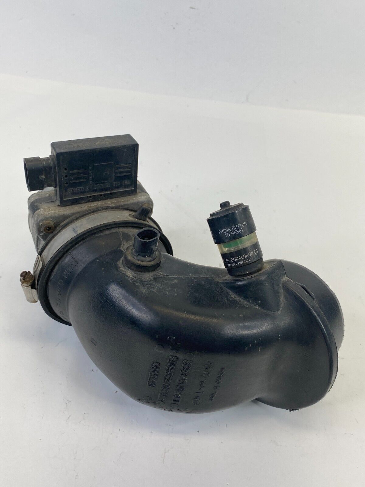 1999 2000 Cadillac Escalade 5.7L 16V Engine Air Intake Pipe Outlet Duct 15713005