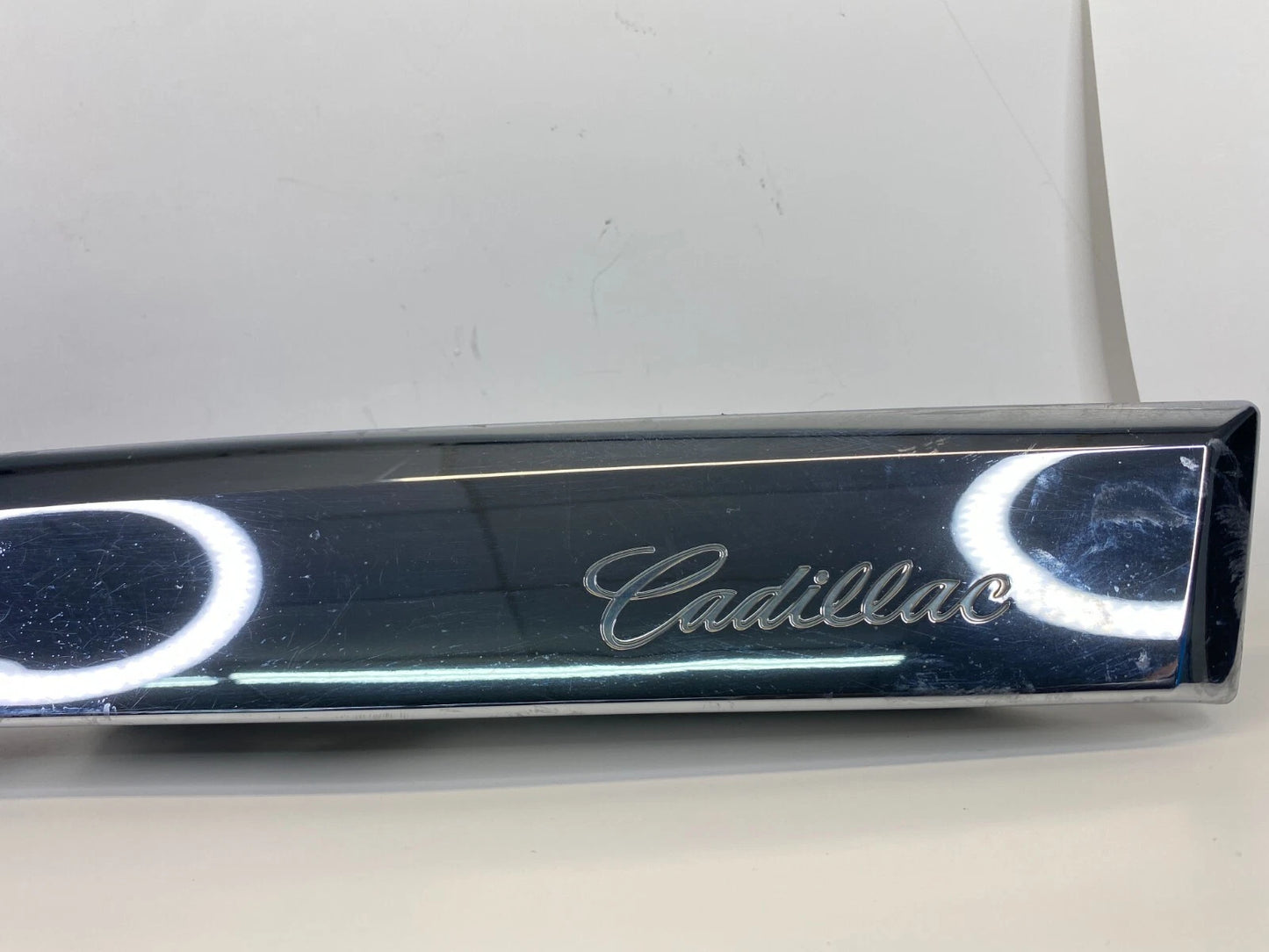 2010-2016 CADILLAC SRX HATCH TAILGATE LICENSE MOLDING HANDLE W/ CAMERA 20902911