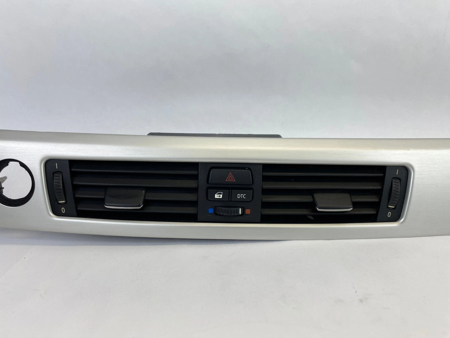 07 08 BMW 335XI CENTER DASH AIR VENT PANEL W/ LOCK DTC HAZARD SWITCH 64229151166