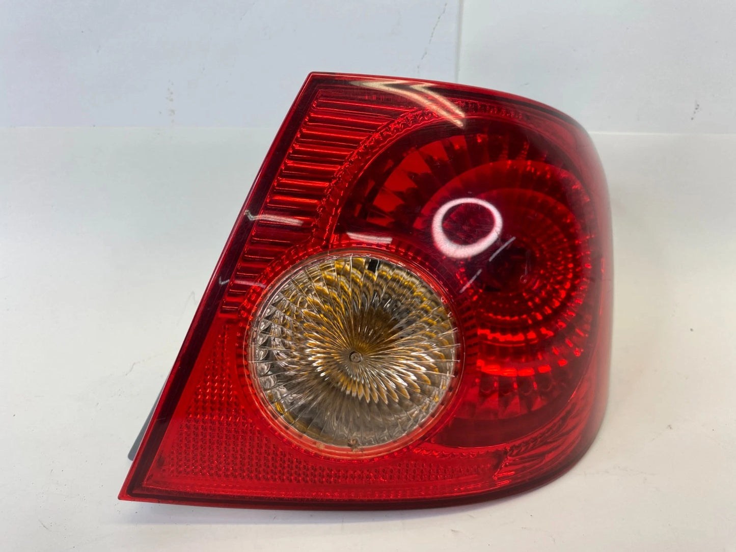 2005-2008 TOYOTA COROLLA SEDAN RR RIGHT SIDE OUTER TAILLIGHT TAIL LIGHT LAMP OEM