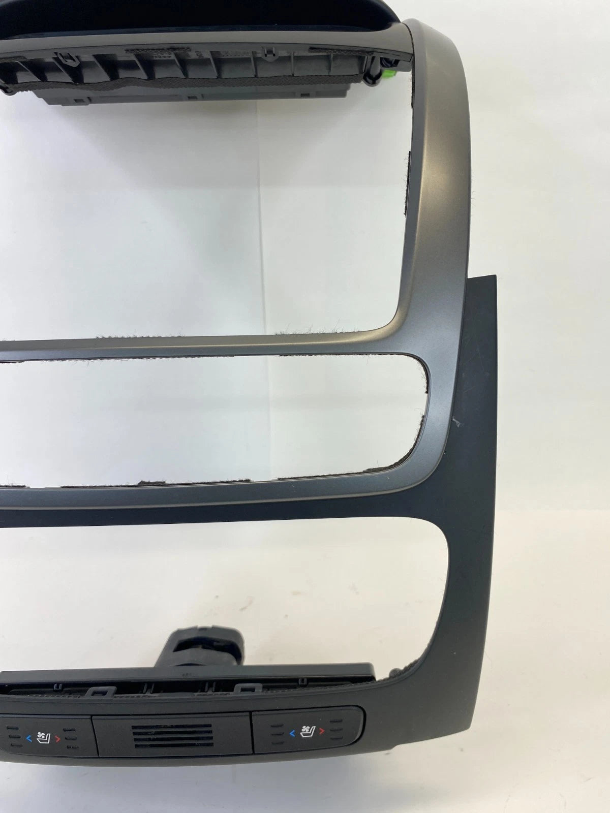 20014 2015 KIA SORENTO CENTER DASH RADIO & CLIMATE CONTROL TRIM BEZEL W/ CLOCK