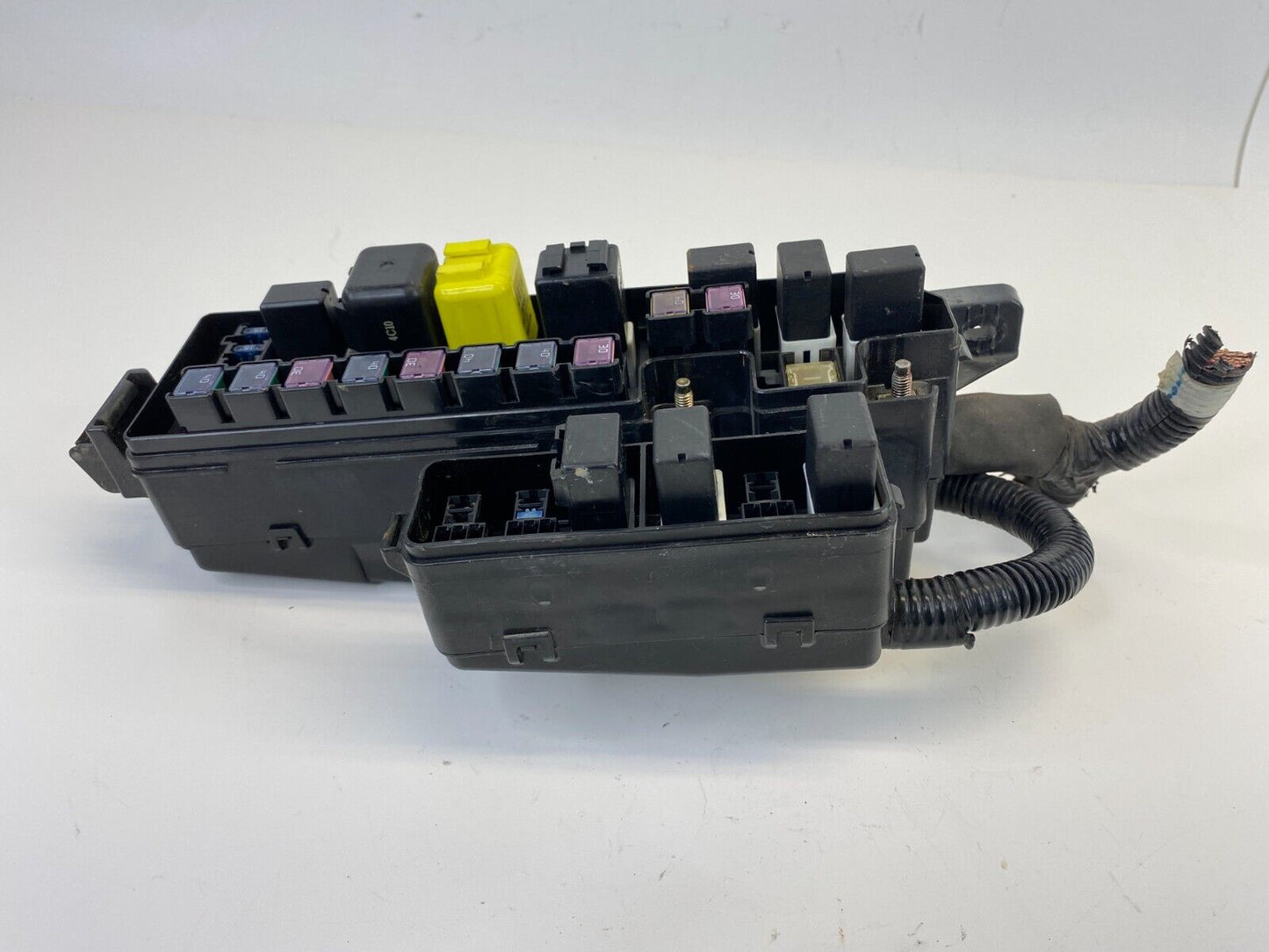 2000 2001 Mazda MPV 2.5L V6 A/T FWD Under Hood Fuse Box Relay Junction Block OEM