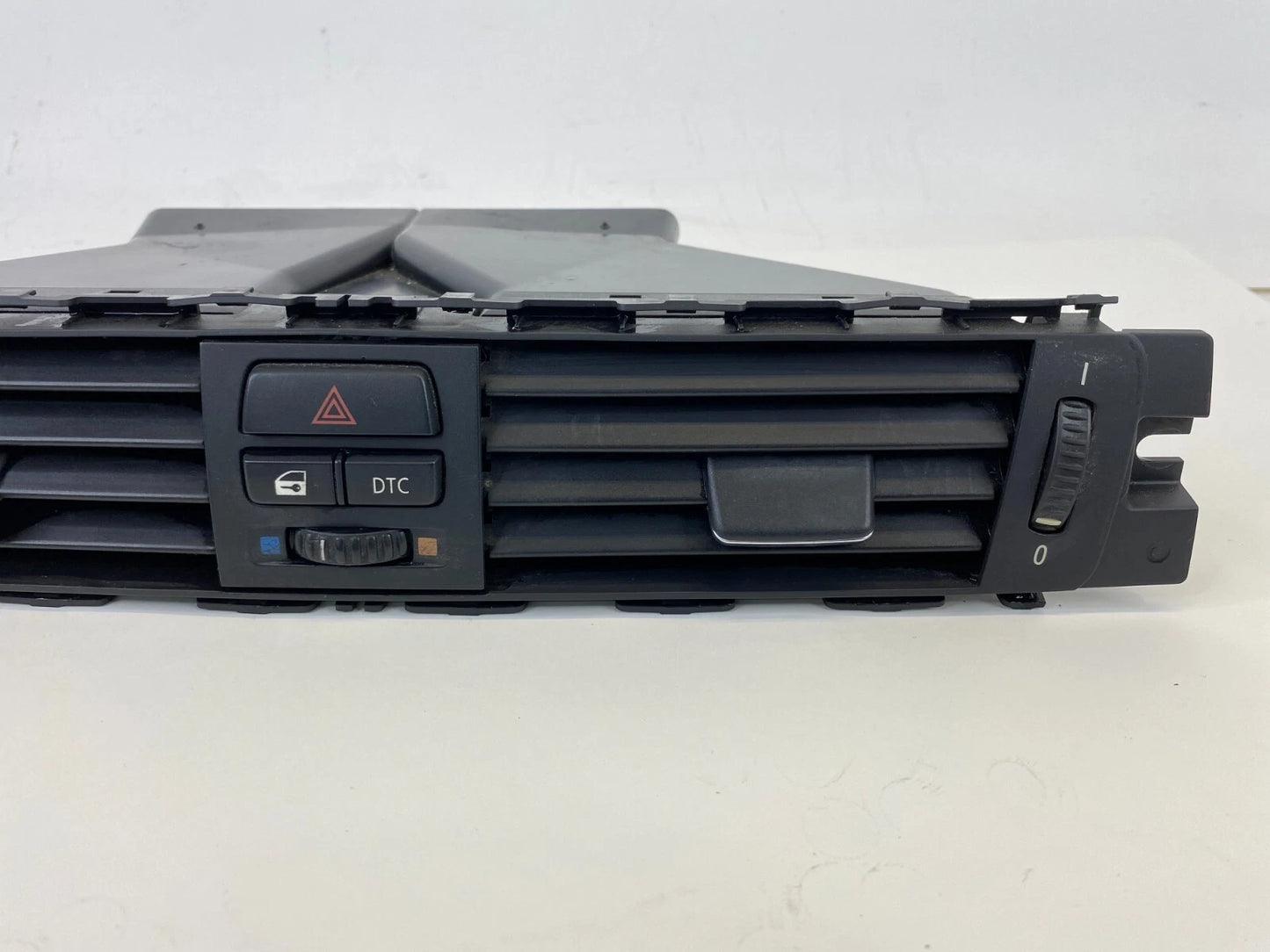 2006 BMW 330XI DASH CENTER DUCT AC AIR VENT GRILLE W/ HAZARD SWITCH 64229130458
