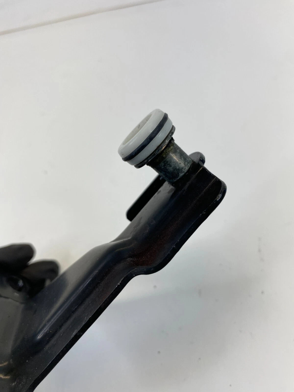 2005-2010 HONDA ODYSSEY REAR RIGHT SLIDING DOOR UPPER ROLLER BRACKET OEM