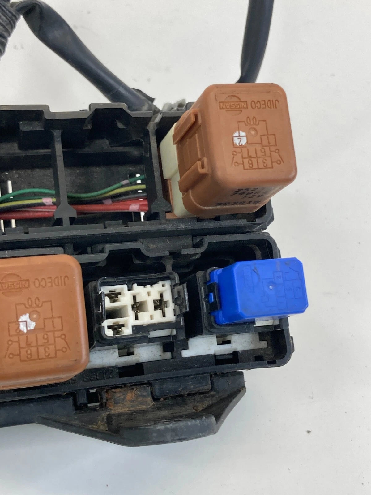 2001-2004 NISSAN PATHFINDER 3.5L ENGINE BAY LEFT SIDE RELAY BOX FUSEBOX 71543079