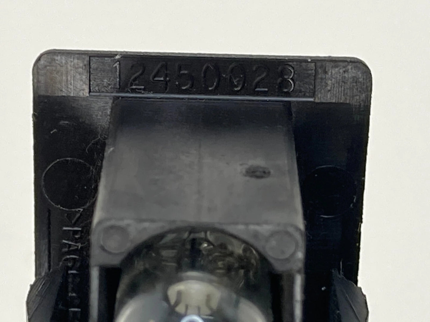 04 05 PONTIAC GRAND PRIX GLOVE BOX LAMP INSTRUMENT PANEL COMPARTMENT 12450028