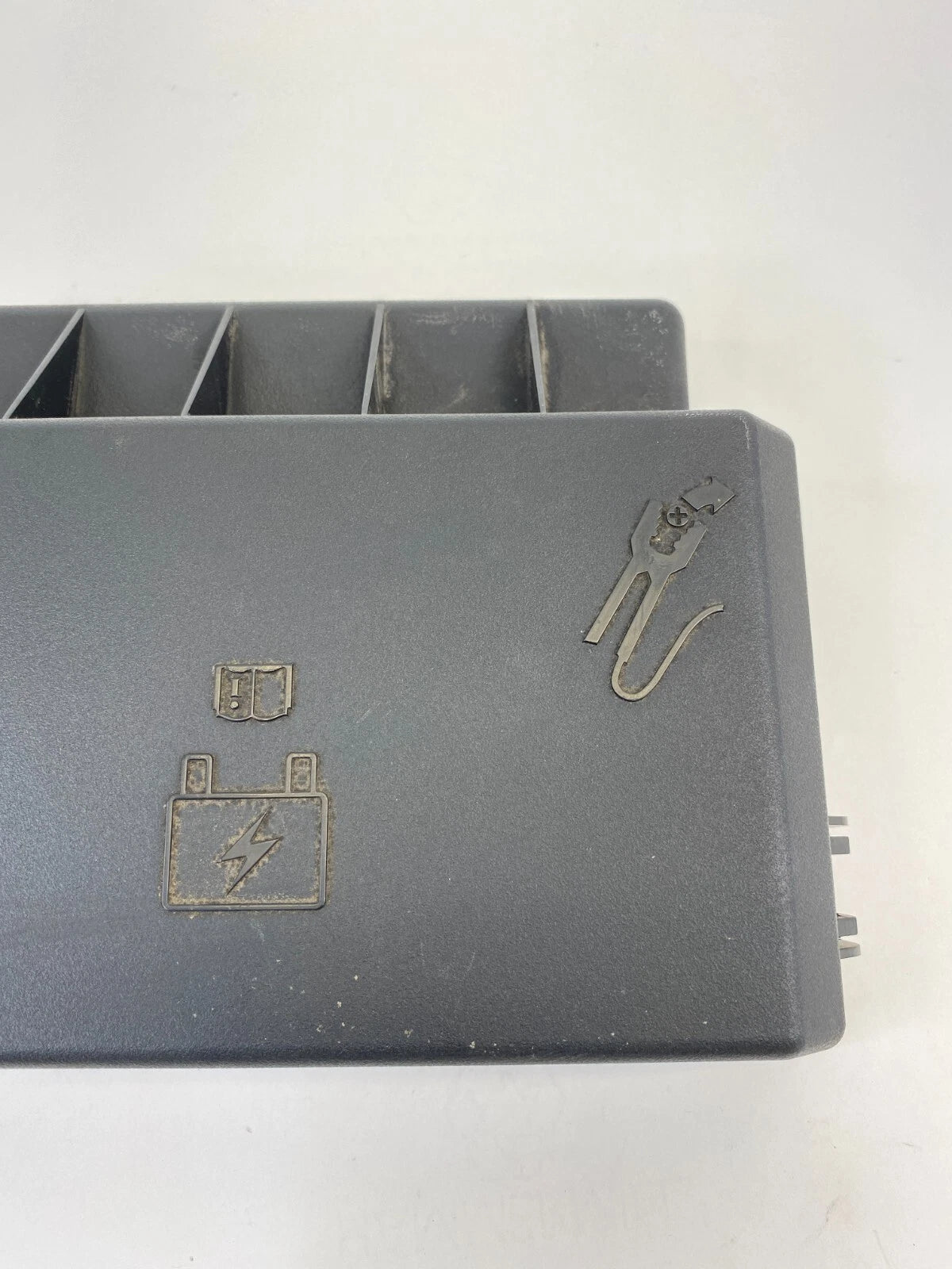 2005-2007 CHRYSLER 300 5.7L A/T UNDER HOOD FUSE BOX COVER LID 7140-1914-30 OEM