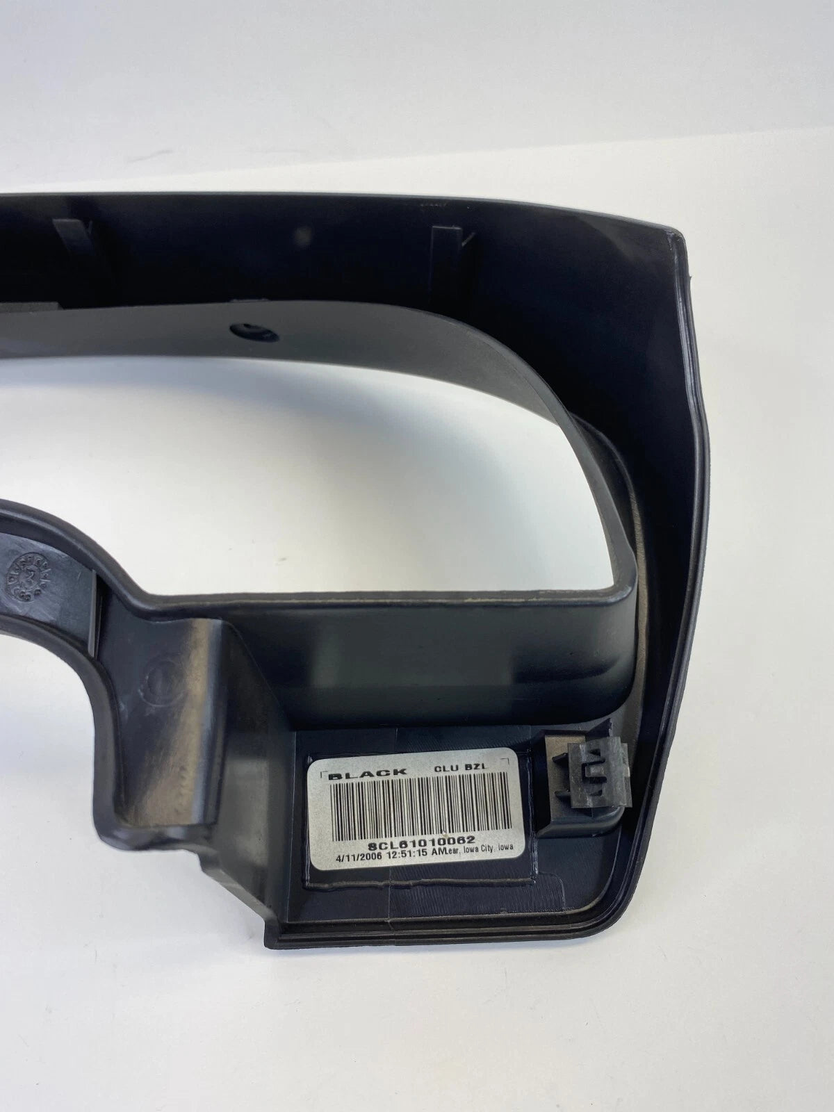 06 07 SATURN VUE DASH INSTRUMENT SPEEDOMETER CLUSTER TRIM COVER BEZEL 10356212