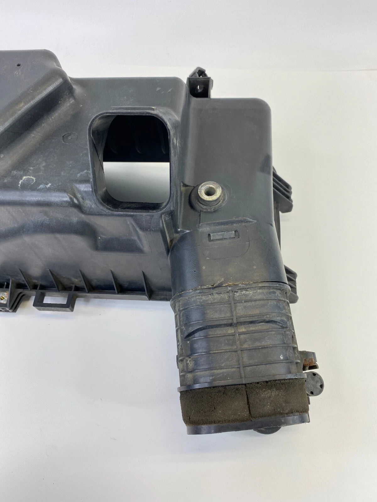2004-2006 TOYOTA CAMRY 3.0L LOWER AIR INTAKE CLEANER FILTER BOX OEM 17701-0A100