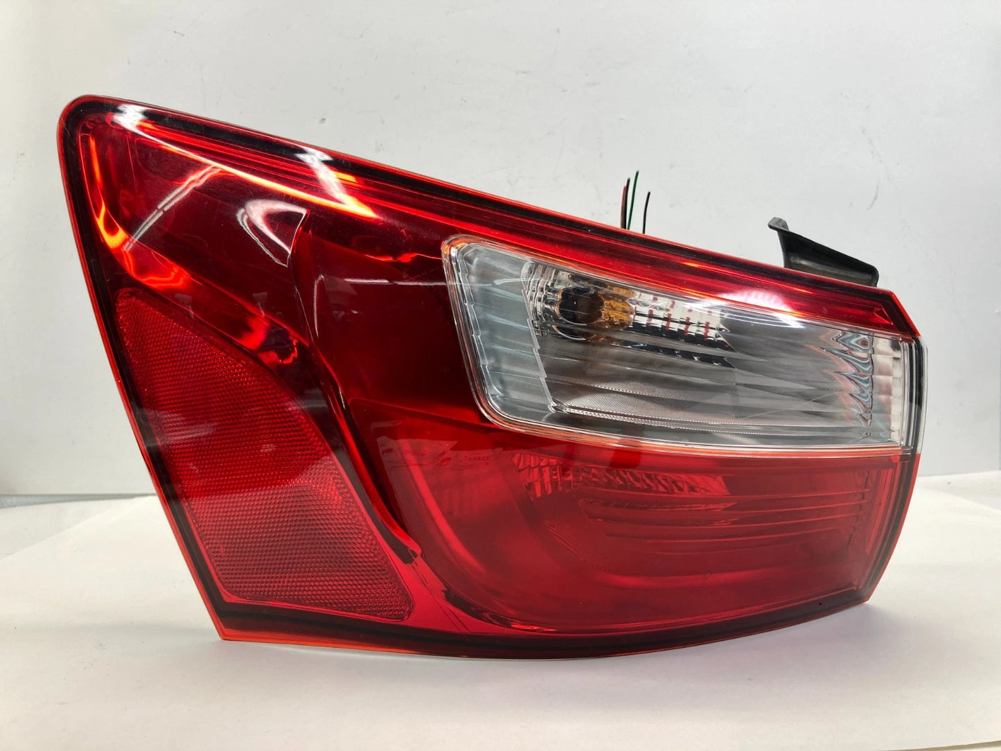 2012-2017 KIA RIO LX SEDAN REAR LEFT LH OUTER TAILLIGHT LAMP 92401-1W0 OEM