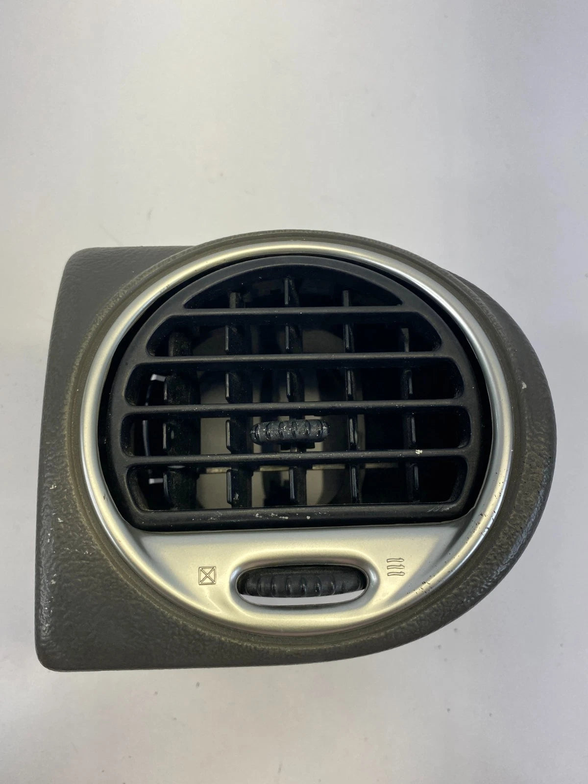 2002-2009 GMC ENVOY DASH RIGHT PASSENGER A/C AIR VENT GRILLE OUTER OEM