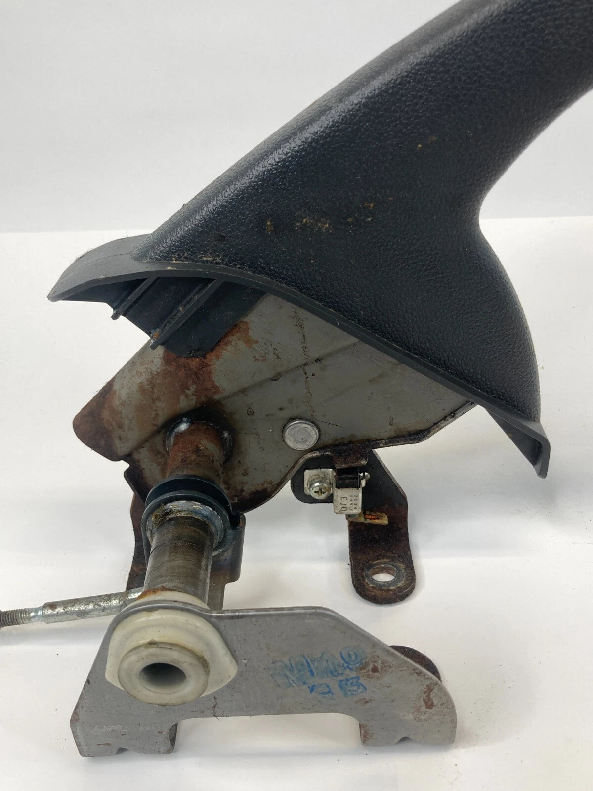2009 2010 2011 HYUNDAI ACCENT EMERGENCY PARKING BRAKE HANDLE LEVER ASSEMBLY OEM