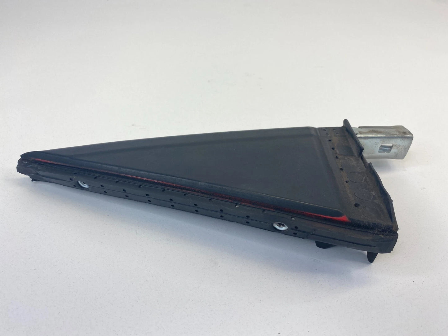 03-08 TOYOTA MATRIX REAR RIGHT EXTERIOR CORNER COVER DIVIDER SEAL 67487-01030